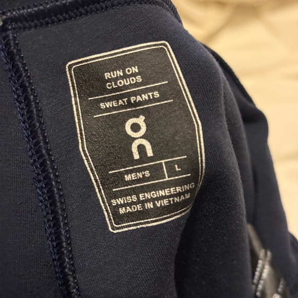 On Running Men’s Focus Tech Sweatpants Navy Large - Picture 8 of 8